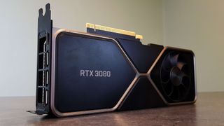 Nvidia GeForce RTX 3080 Founders Edition, skutt fra en vinkel med logo på nært hold
