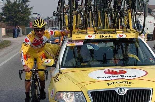 Gilberto Simoni (Saunier Duval) gets a little assistance from the team car