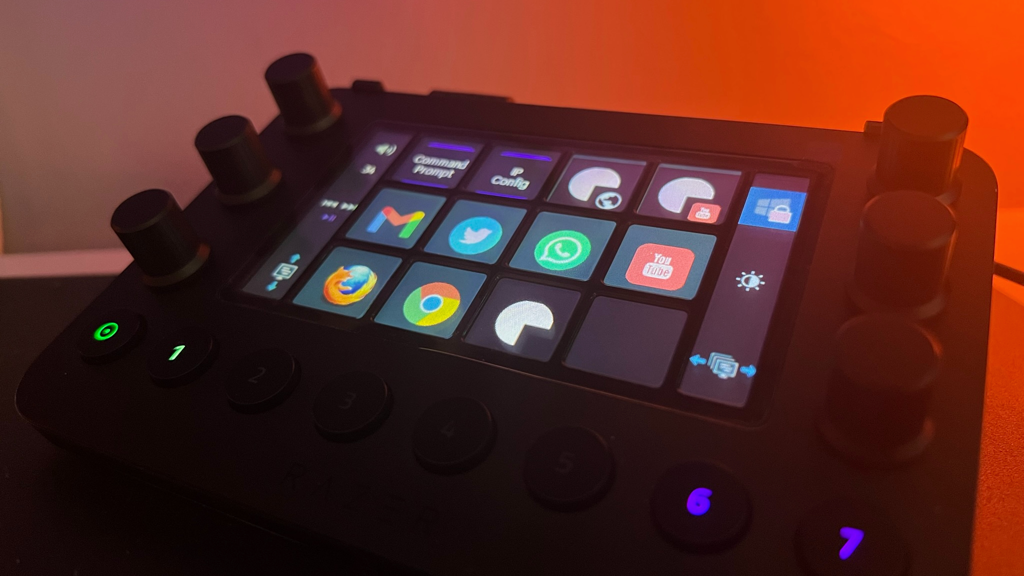 Razer's Stream Controller Takes on Elgato's Stream Deck XL - CNET