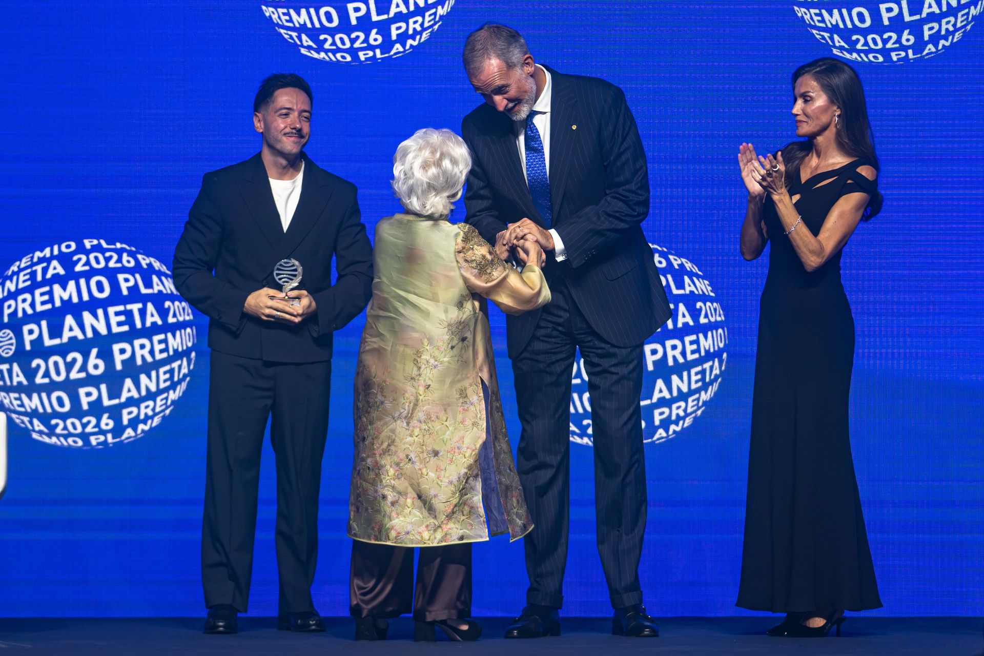 Queen Letizia clapping as King Felipe presents an award on stage