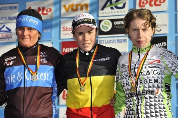 Sanne Cant (BKCP-Powerplus) on the podium with Nancy Bober and Joyce Vanderbeken.