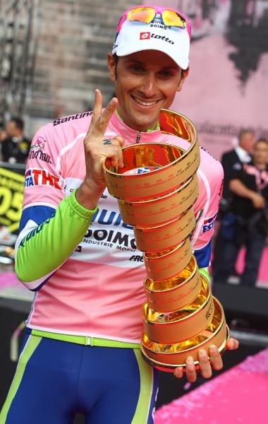Ivan Basso (Liquigas-Doimo) counts the number of Giro d'Italia overall wins he has.