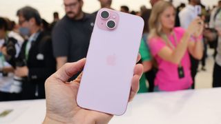 El iPhone 15 en la mano de alguien