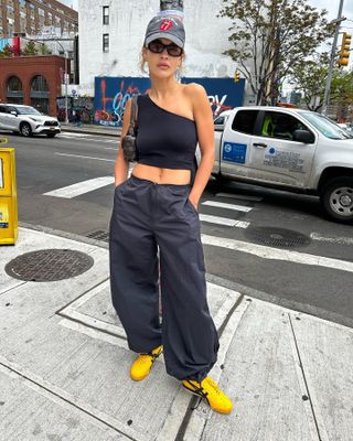 Rita Ora is wearing yellow sneakers.