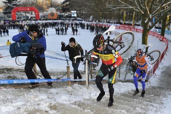 Sven Nys ((Landbouwkrediet-Colnago) leads Gerben de Knegt (Rabobank).