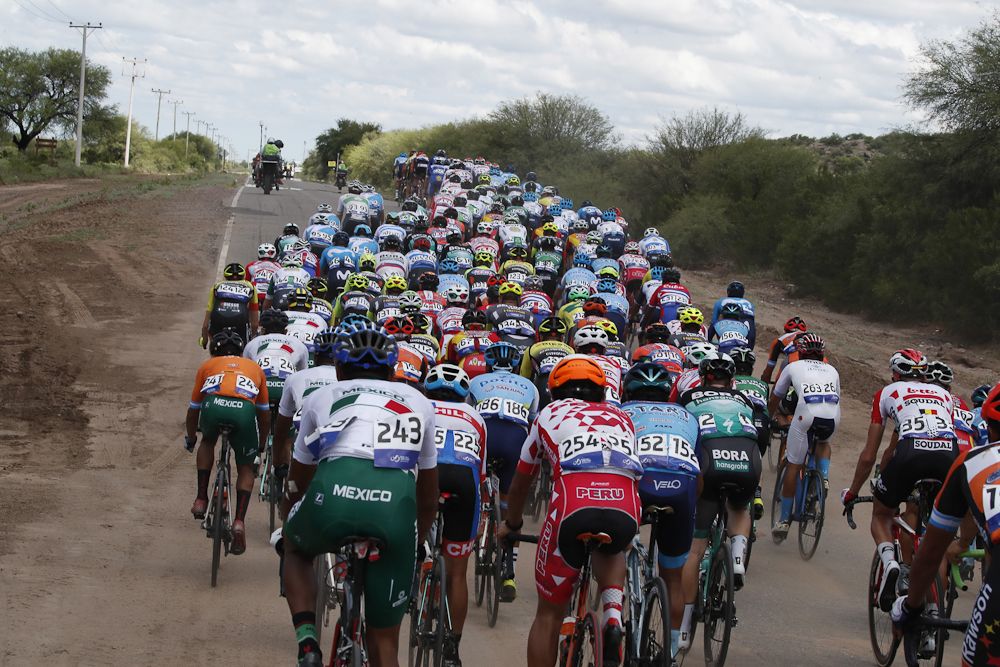 The peloton en route to Villa San Agust&iacute;n during stage 4 in San Juan