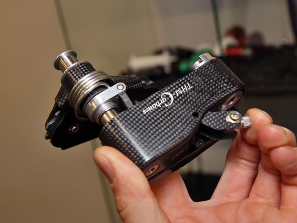 The mechanism on the prototype THM-Carbones rear derailleur is unique, too. The carbon fiber linkage moves the cage in a linear fashion along the titanium post.