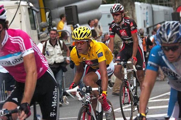 Oscar Pereiro (Caisse d'Epargne) finishes with the bunch