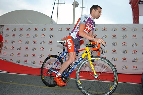 Cadel Evans is sporting some funky colours on his Canyon.