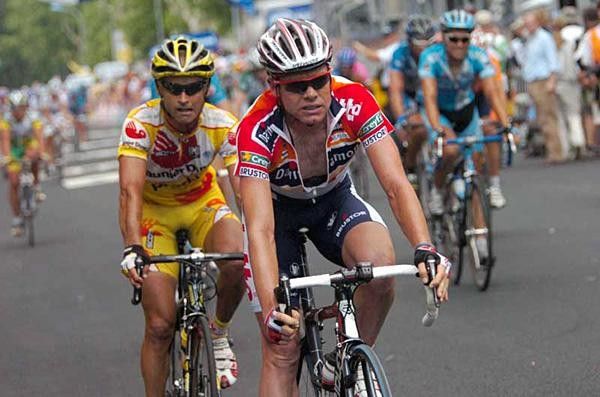 Cadel Evans (Davitamon) finishes the stage