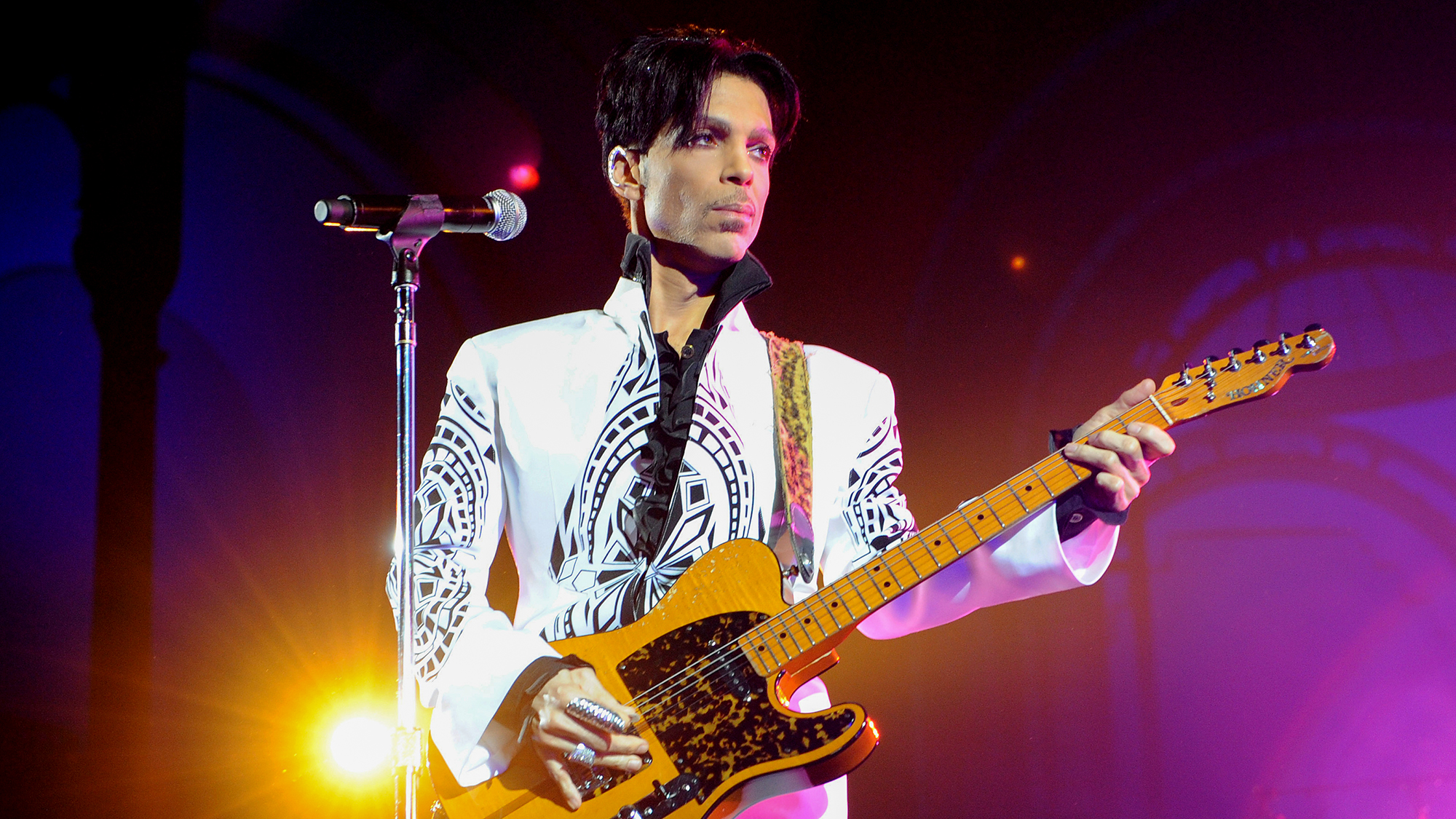 US singer Prince performs on October 11, 2009 at the Grand Palais in Paris. Prince has decided to give two extra concerts at the Grand Palais titled "All Day/All Night" after he discovered the exhibition hall during Karl Lagerfeld's Chanel fashion show. AFP PHOTO BERTRAND GUAY 