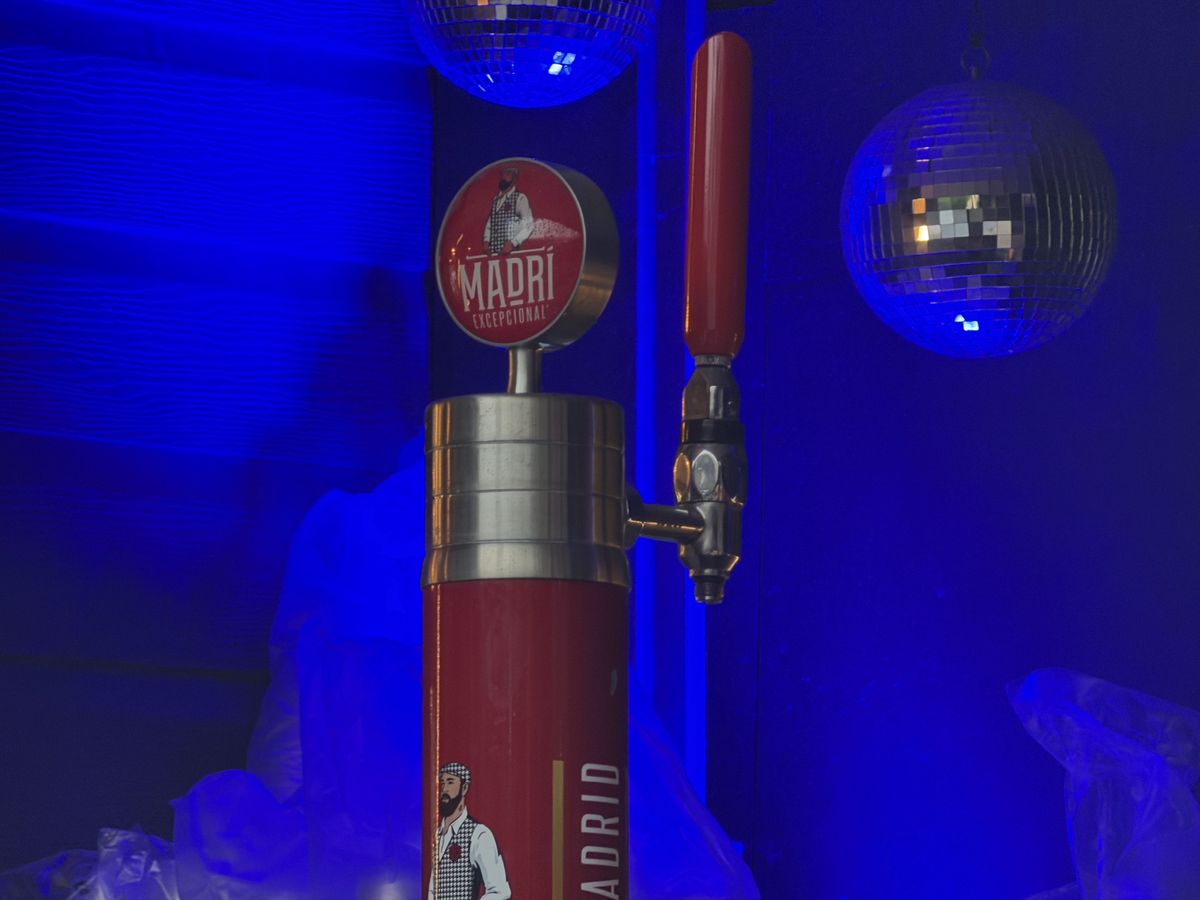 iPhone 17 Pro camera sample showing bar scene at 8x zoom