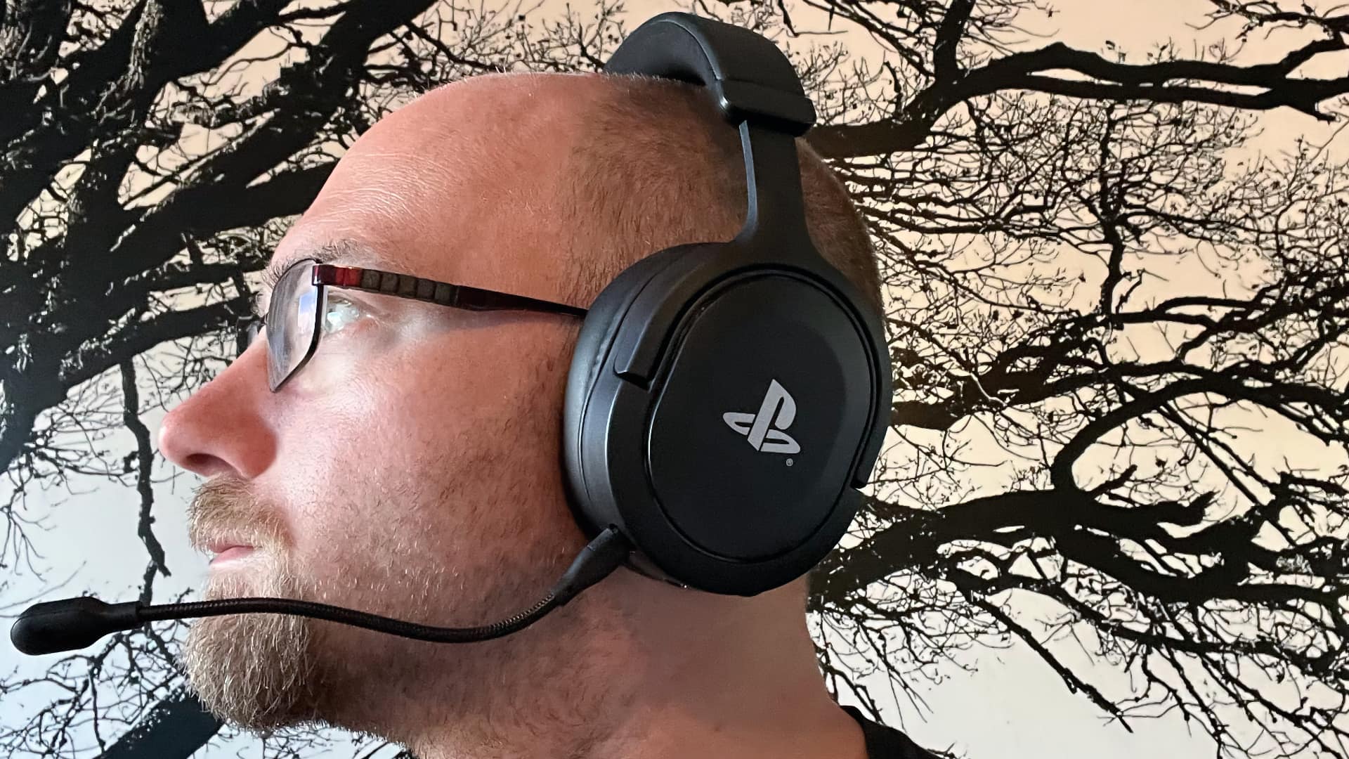 Trust Forta gamingheadset mot marmorerat bord