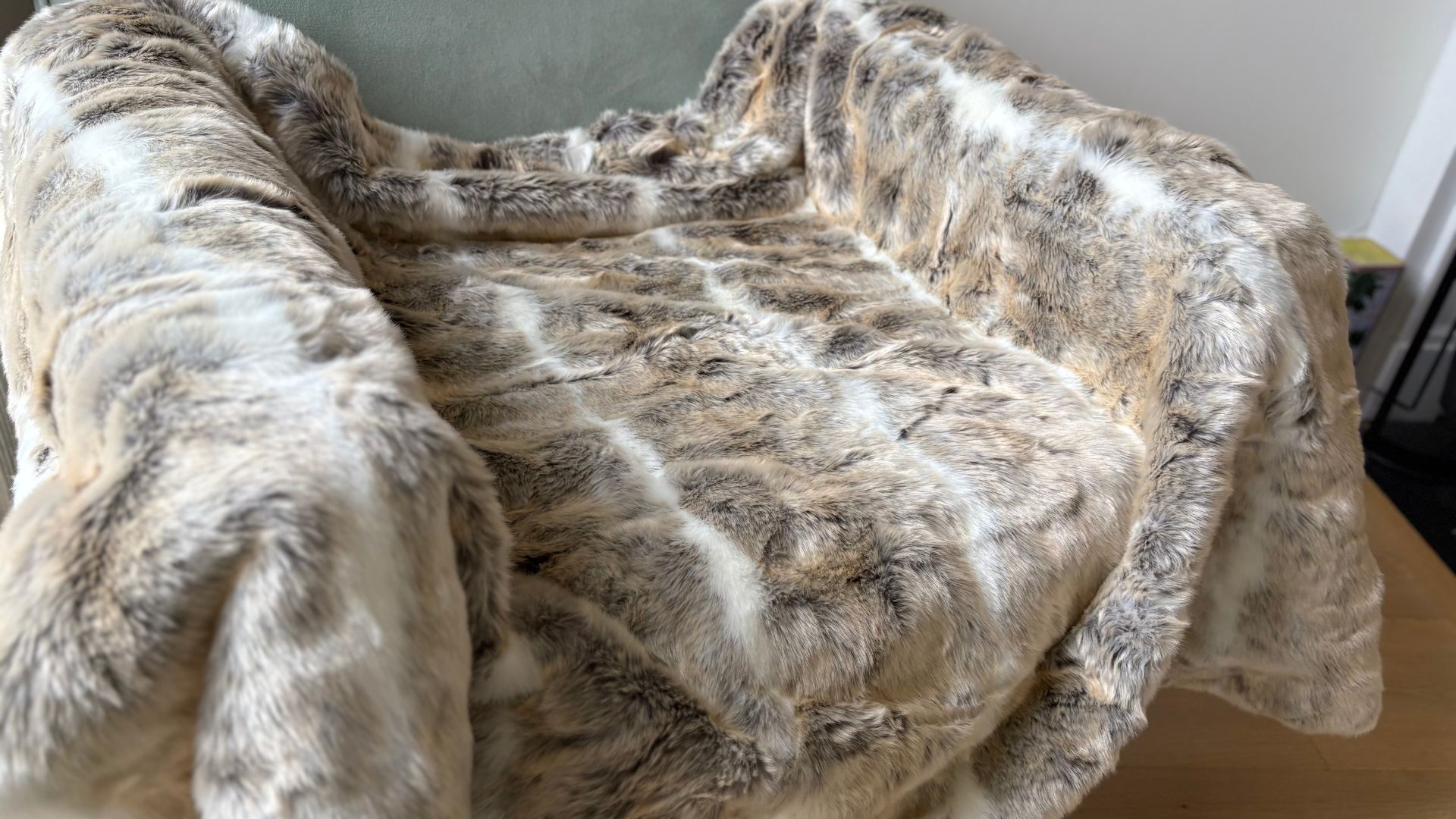 Testing the Hygge Days Luxury Faux Fur Warming Throw