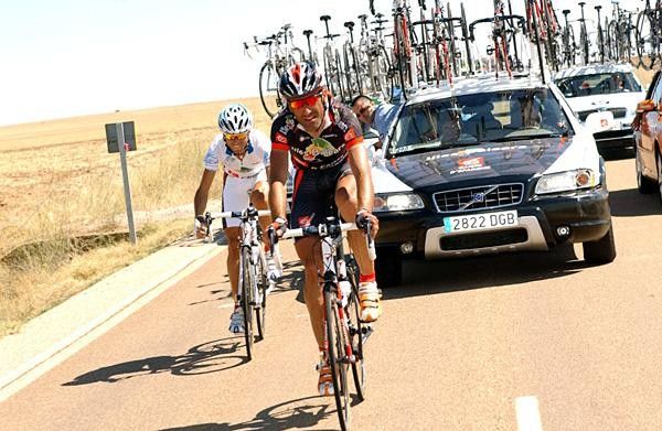 Jose Vicente Garcia Acosta (Caisse d'Epargne) tows Alejandro Valverde back