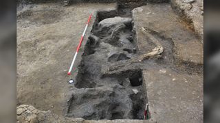 Снимка на бивник, преди да бъде разкопан.