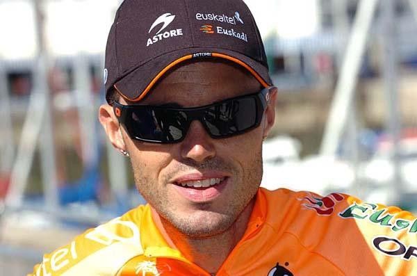 Samuel S&aacute;nchez (Euskaltel-Euskadi) with dark glasses that won't reveal his tactics.