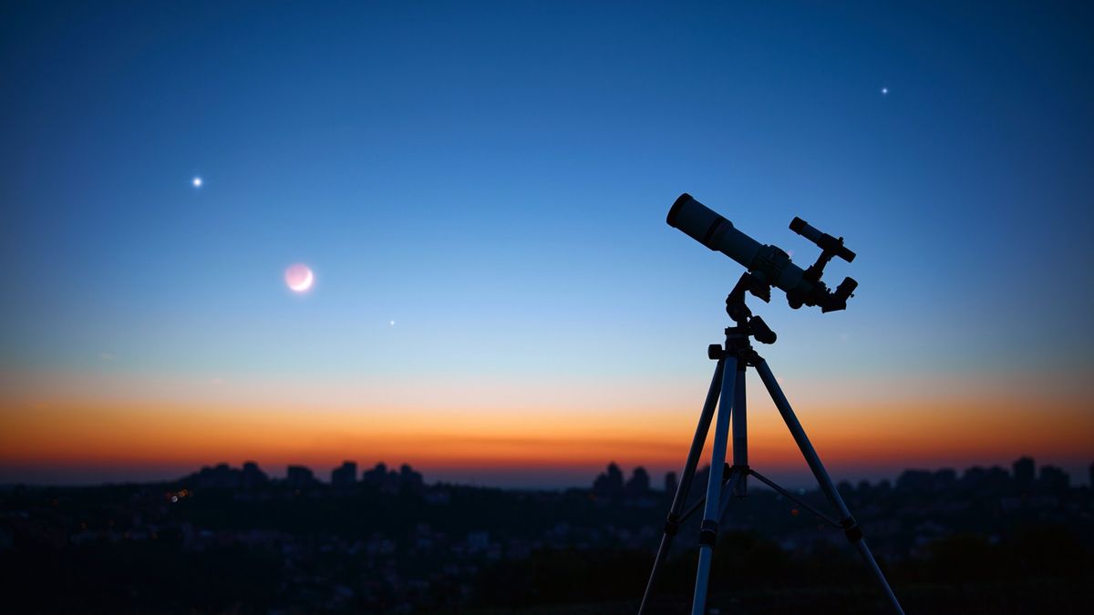 5 planetas e uma lua crescente estão prestes a se alinhar no céu noturno.  Veja como assistir.