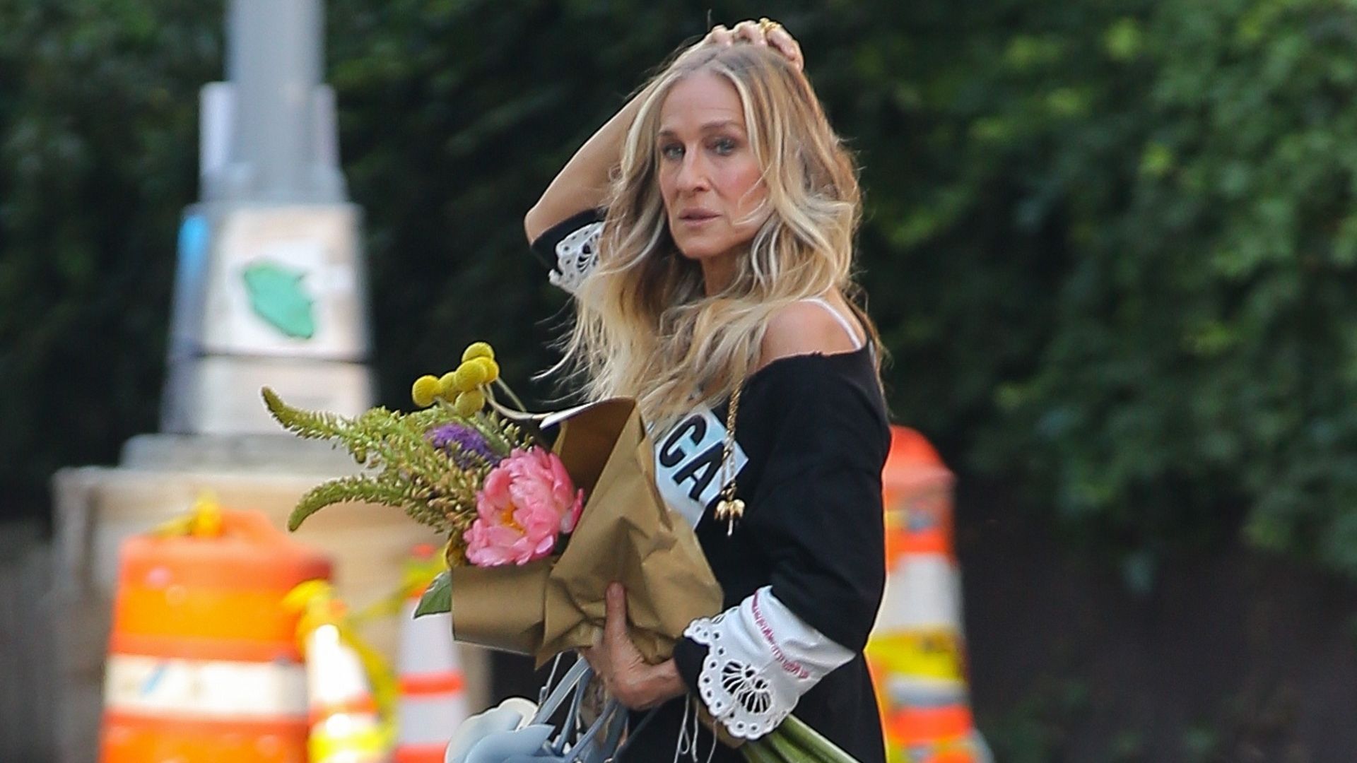 Not Ballet Flats, Not Sandals—SJP's Elegant Shoe and Midi Skirt Pairing Is Giving Carrie Bradshaw