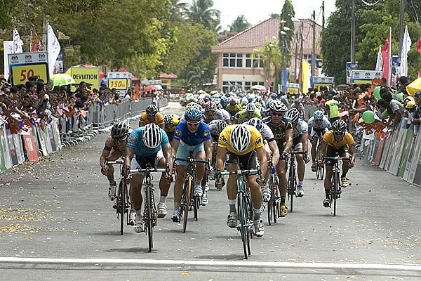 Michael Matthews (Team Jayco-Skins) wins the bunch sprint but loses the jersey