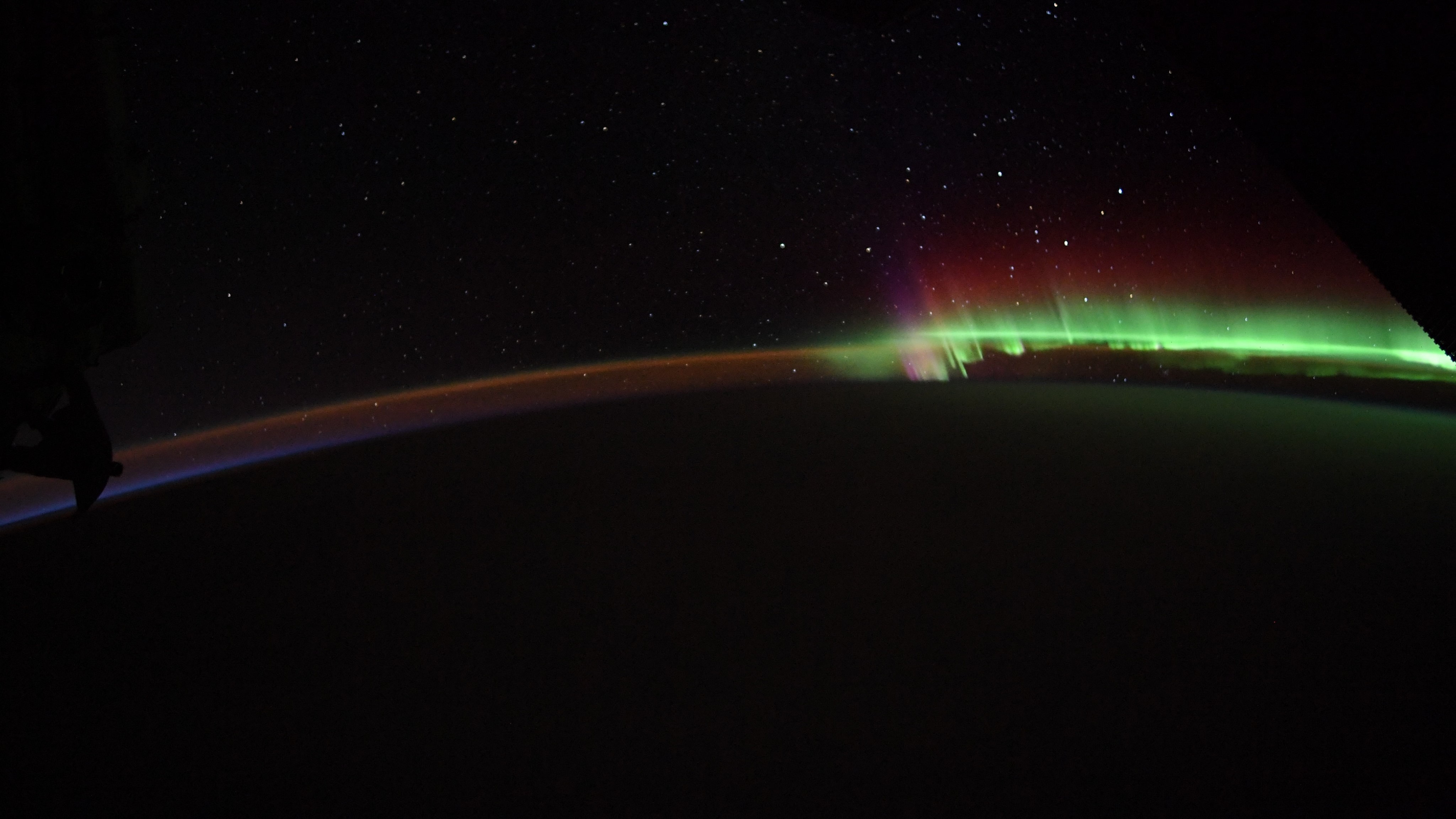Astronauta detecta una brillante aurora desde la estación espacial