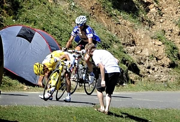 Andy Schleck stops to fix his dropped chain.