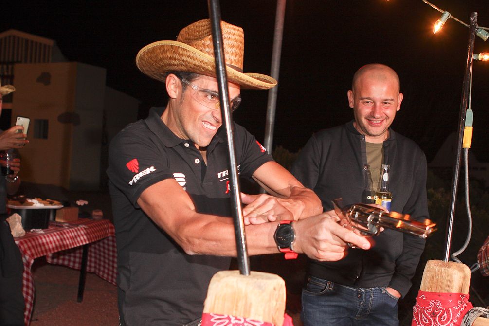 Alberto Contador practices his quick-draw technique