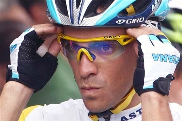 Alberto Contador (Astana) adjusts his glasses prior to the start.