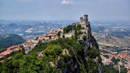 Landmark, Sky, Mountain, Mountainous landforms, Town, Mountain range, Tourism, City, Wall, Hill, 