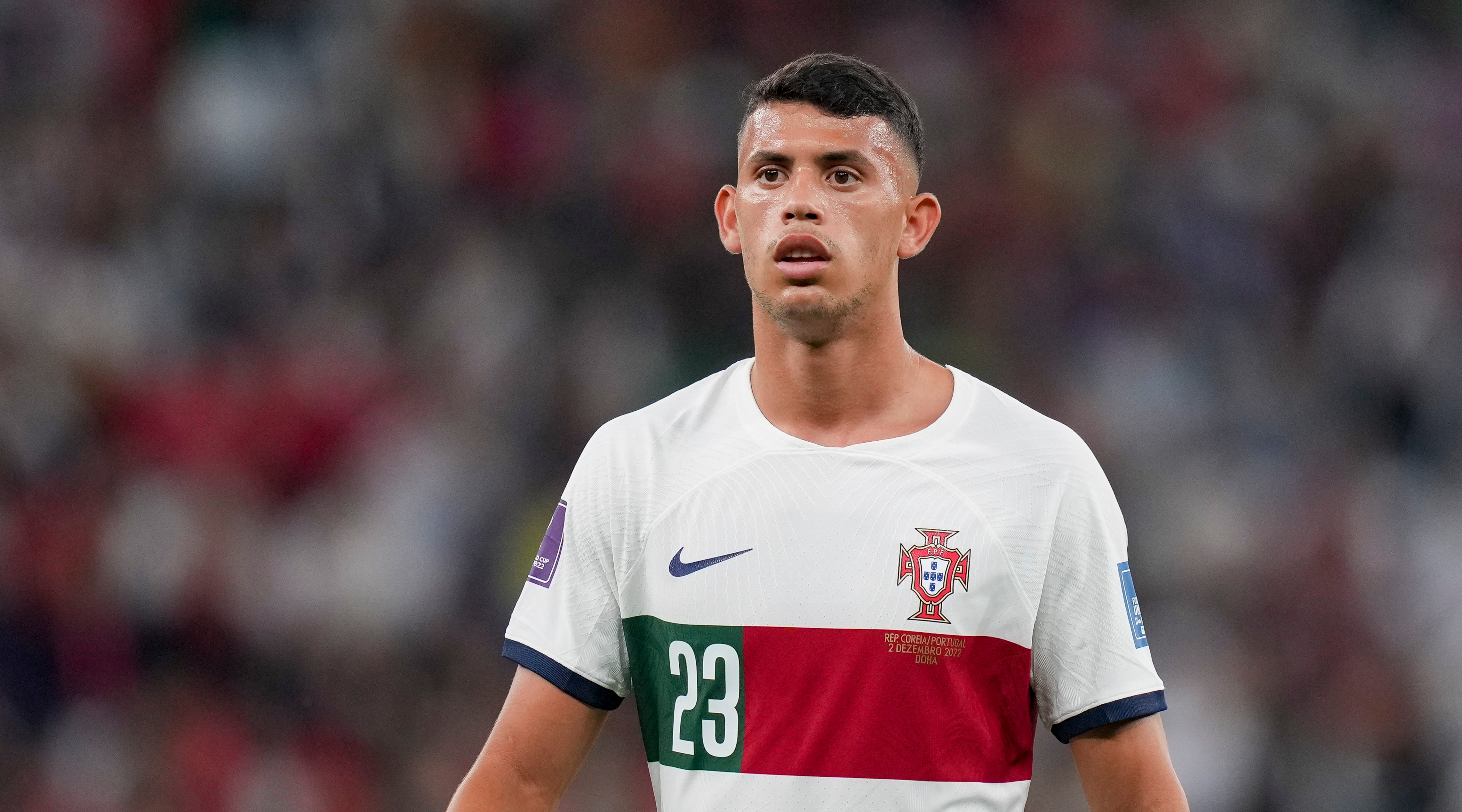 Matheus Nunes du Portugal regarde pendant le match de phase de groupes de la Coupe du Monde de la FIFA 2022 entre la République de Corée et le Portugal au Education City Stadium le 2 décembre 2022 à Al Rayyan, au Qatar.