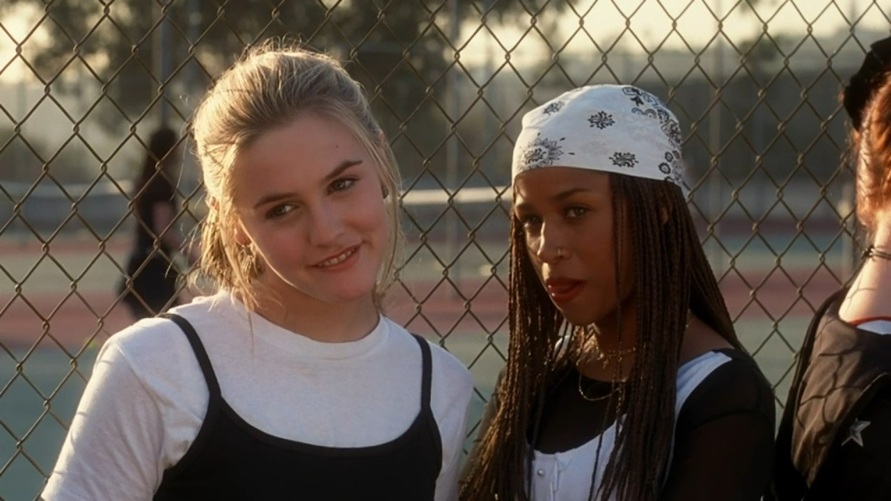 Alicia Silverstone and Stacey Dash talking in the gym scene in Clueless
