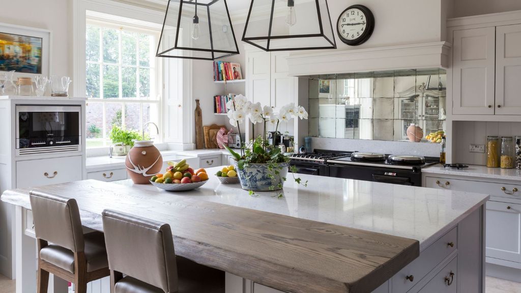 Should a kitchen island have seating? Experts' tips and warnings