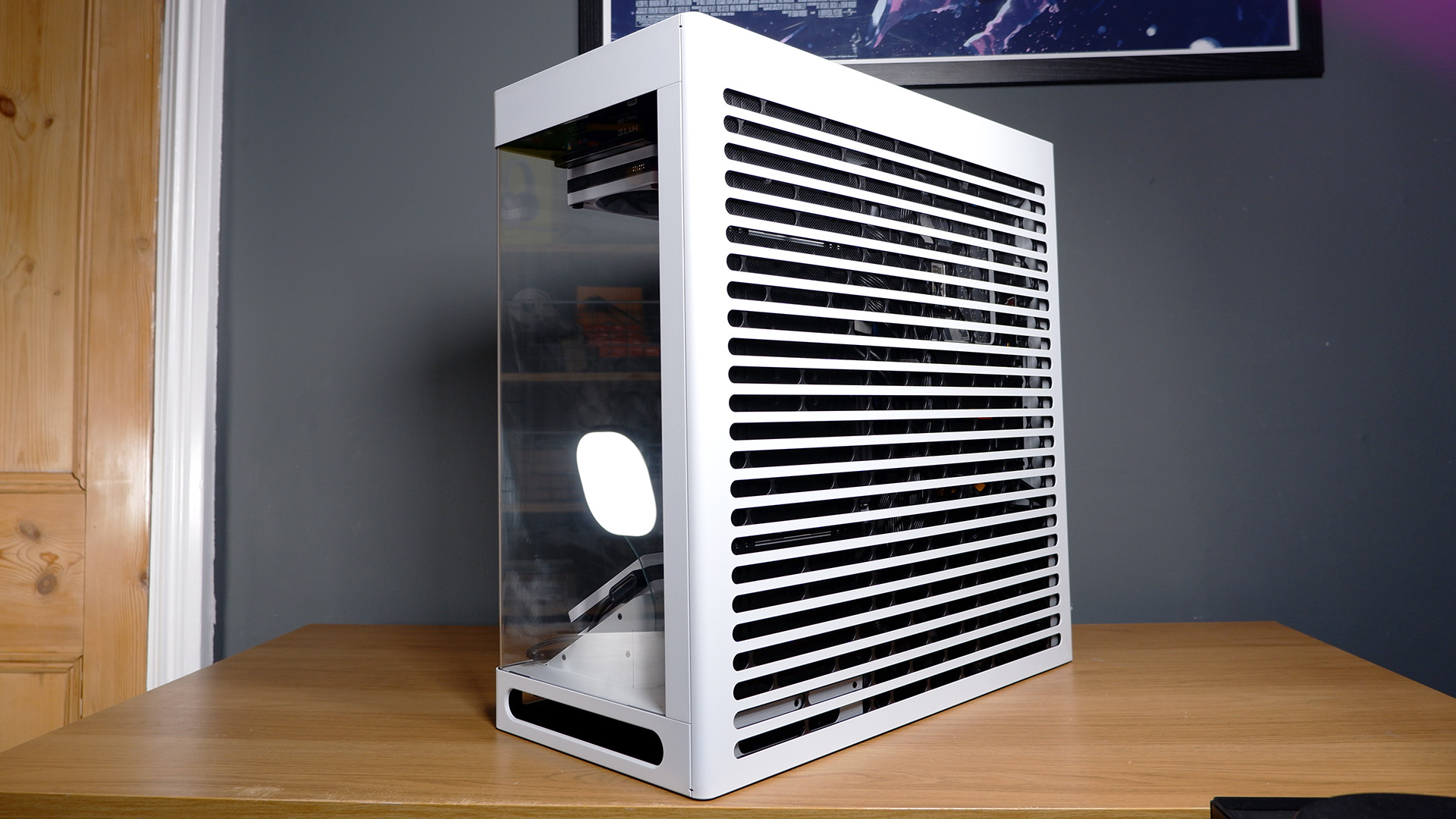 No intentes exprimir demasiadas ideas dentro de una sola computadora: para esta PC para juegos blanca con una RTX 4080 Super, casi lo hago