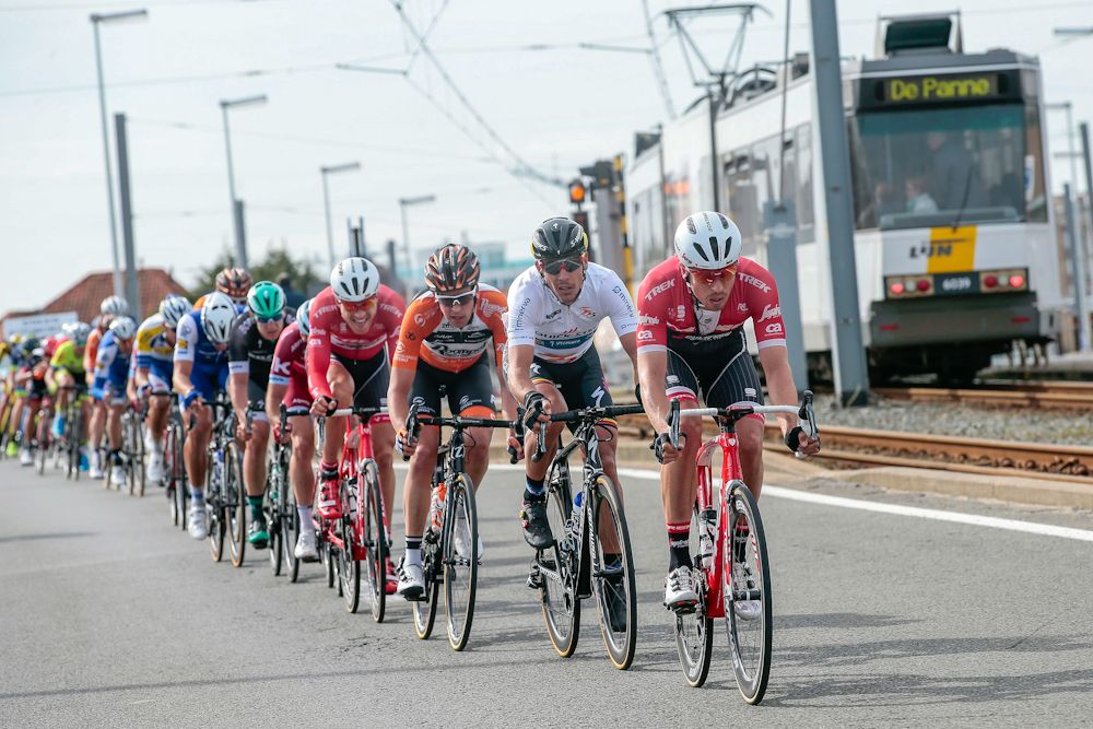 The front group presses the pace during stage 2 at Three Days of De Panne