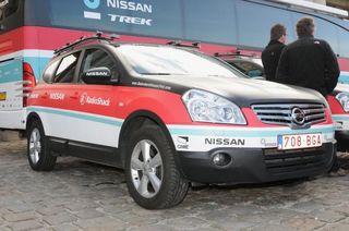 Radioshack use their usual Nissan Qashqai team cars