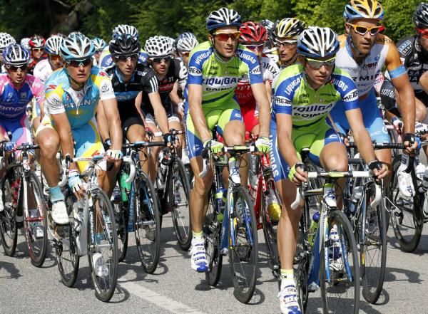 Alexandre Vinokourov (Astana) and Ivan Basso (Liquigas-Doimo) sit at the front of the peloton
