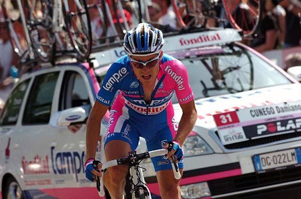 Damiano Cunego (Lampre-Fondital) charges.