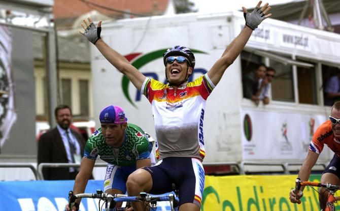 &Oacute;scar Freire (Spain) gets the second of his three World Championships titles in 2001