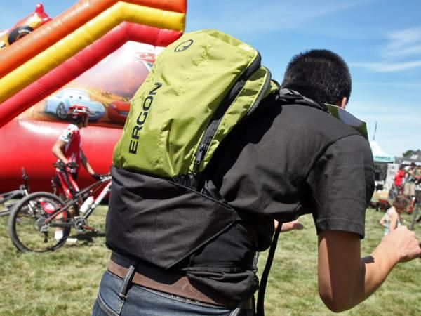 Ergon's new BX2 pack features a simpler Flink-free construction but a clever lower panel that still stabilizes loads by pulling them up and into the lower back.