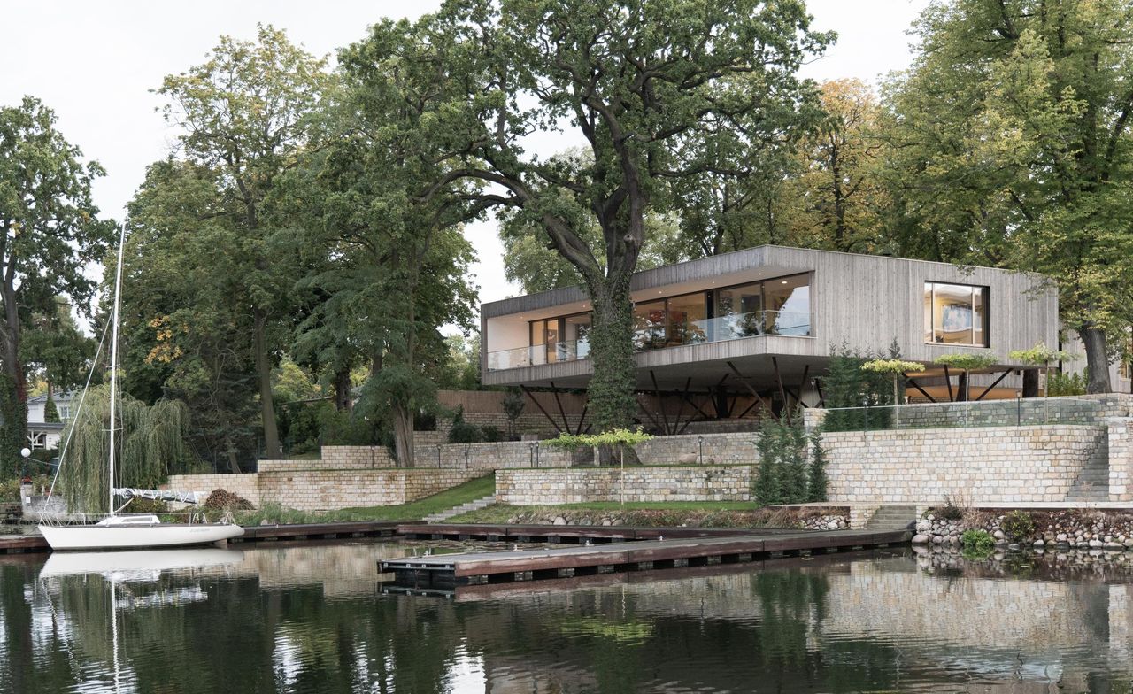 Carlos Zwick&#039;s House on the Lake rises up above its historic waterside site