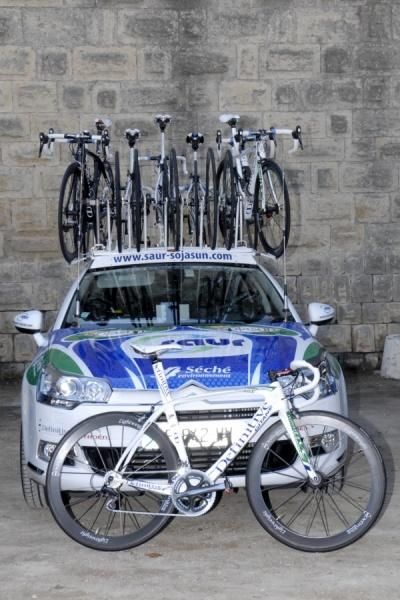 A Saur - Sojasun team vehicle.