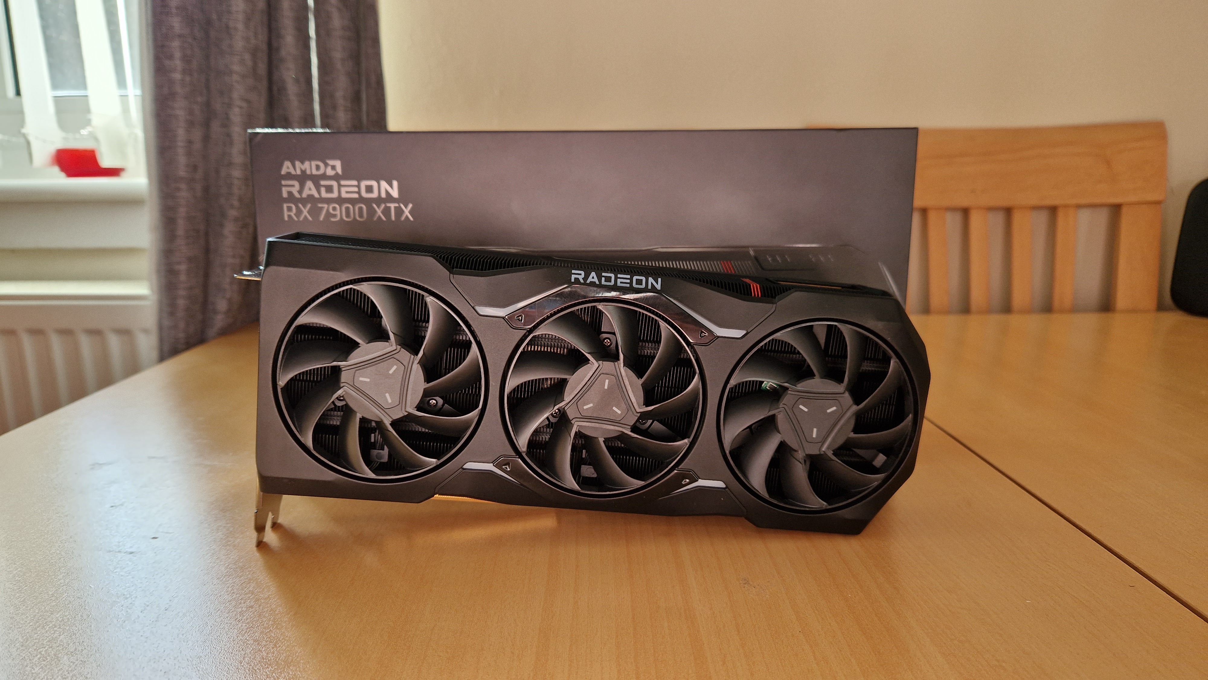Image de revue AMD Radeon RX 7900 XTX des trois ventilateurs GPU sur sa face inférieure