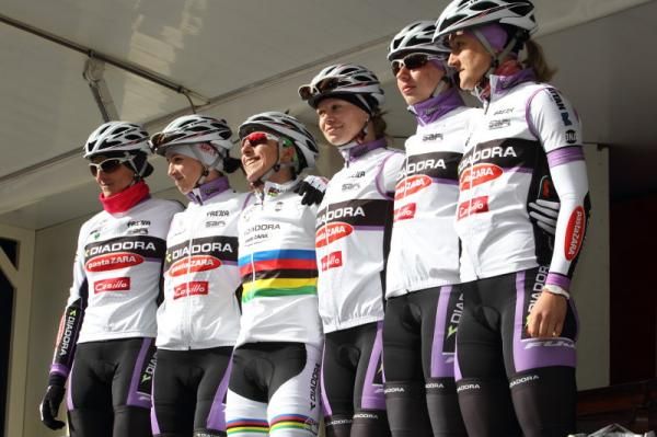 The Diadora-Pasta Zara team is presented prior to the start