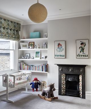 Bookshelf ideas for bedrooms with cot and shelves