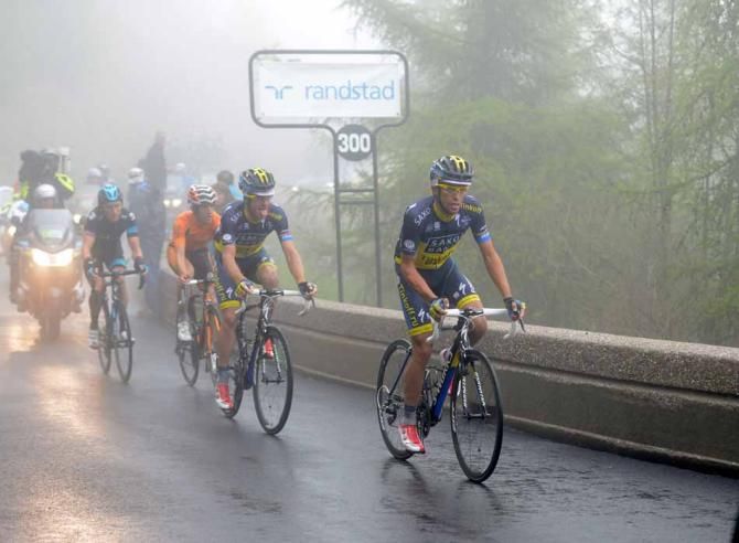 Alberto Contador (Saxo-Tinkoff) leads Michael Rogers.