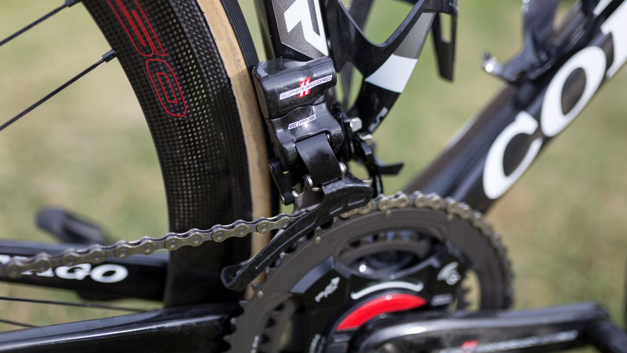 A closer look at the Campagnolo Super Record EPS front derailleur