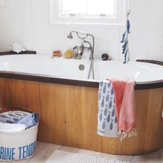 bathroom with wooden panelled bathtub