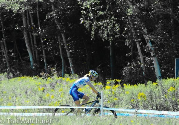 Catherine Pendrel (Luna Pro Team) attacking the field