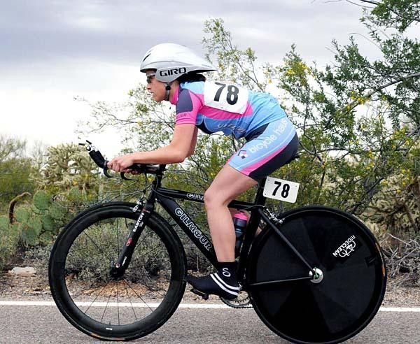 Melanie Meyers (SpecializedD4W) on the aerobars of her all black bike.