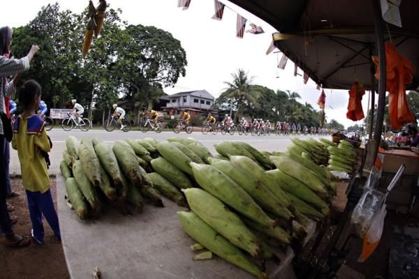 Market traders did a roaring trade with plenty of fans out to watch the race